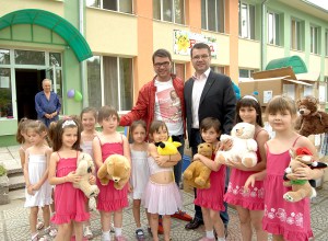 1-2. d-rite Angel i Neven (sas sakoto) Enchevi sred staslivite deca